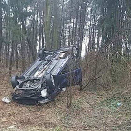 Лек автомобил падна от мост в Дупница а водачката и