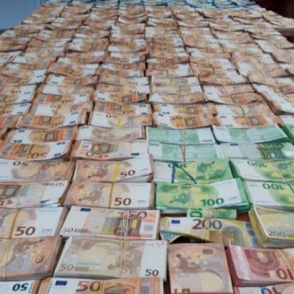 Откриха 1,5 милиона евро в колата на семейство с бебе