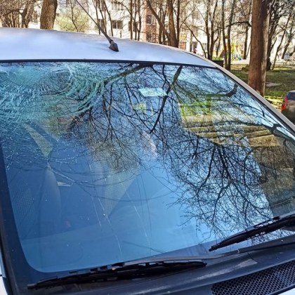 Жена откри потрошена паркираната си кола Инцидентът е станал пред