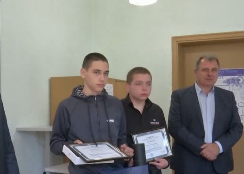 Наградиха учениците, предотвратили влакова катастрофа край Дралфа СНИМКА