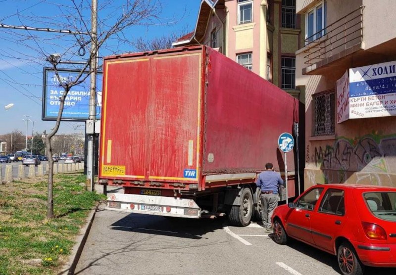 Тираджия се вкара в голяма беля. Навигацията ли е виновна? СНИМКИ