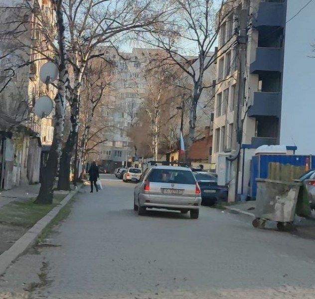 Шофьорка след удар в София: Бъди мъж и се свържи СНИМКА