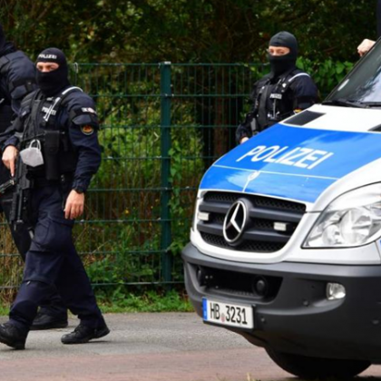 61 годишен мъж нападна трима души с граната и нож в Берлин съобщават