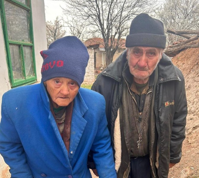 Крайна нищета: Дядо бута жена си в количка за вар, за да я заведе на лекар