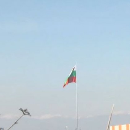 Край Пловдив издигнаха най високото българско знаме Това направиха българи