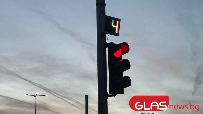 Светофар в Карлово свети в червено, а таймерът - в зелено СНИМКИ