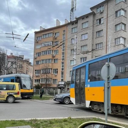 Катастрофа затруднява движението в центъра на столицата Блъснали са се трамвай