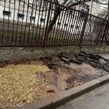 Опасен тротоар дебне в София Мястото е ул Трън жк