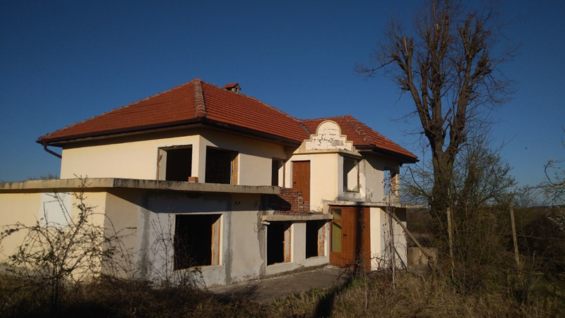 Задигнаха 8 прозореца от къща във Великотърновско, издирват извършителите