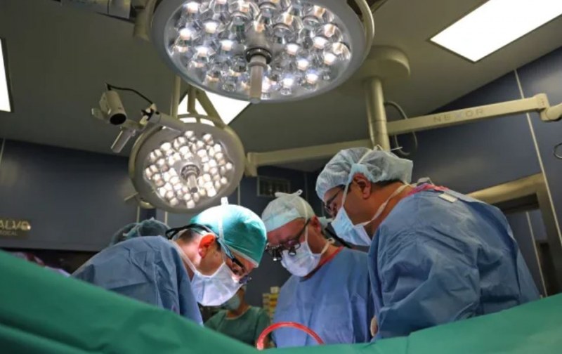 Лекари спасиха мъж след 7-часова операция