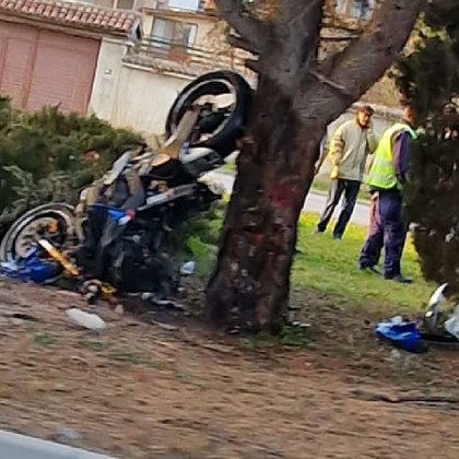 Мотористът който катастрофира вчера във Варна е в изключително тежко