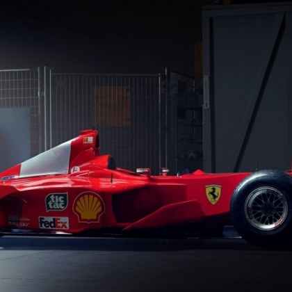 В Хонконг автомобил Ferrari F1 2000 от Формула 1 беше предложен