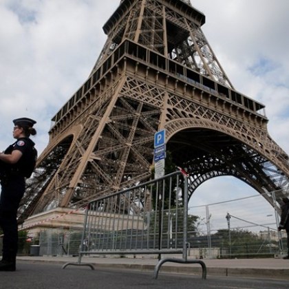Протестите срещу пенсионната реформа затвориха Айфеловата кула за посетители Достъпът