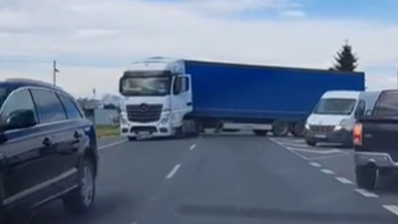ТИР аварира на Околовръстното шосе на Пловдив ВИДЕО