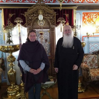  Жена тръгнала на поклонение към Светите земи пеш посети манастира