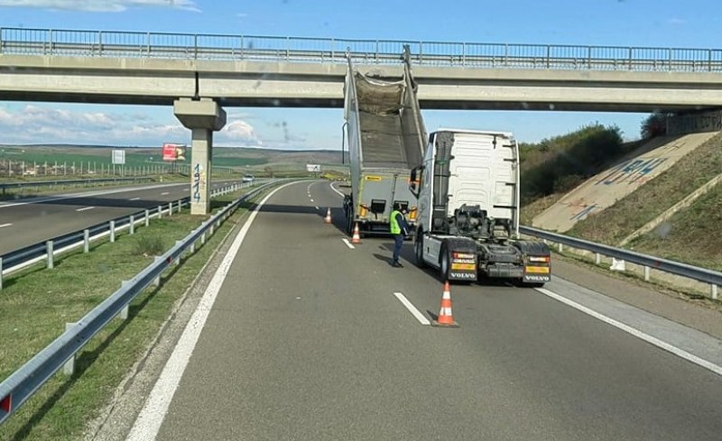 Инцидент с камион на магистрала Тракия. Влекач е останал без