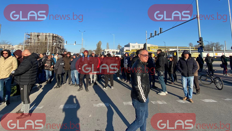 Tърговци и граждани отново блокираха важно кръстовище в Пловдив СНИМКИ