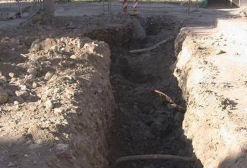 Мъж загина, затрупан в изкоп в Шуменско, съобщиха от полицията.На