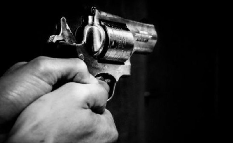 Мъж заплаши с пистолет жена, натиснал спусъка