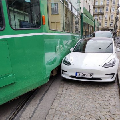 Трамвай и кола се удариха в София Този път инцидентът