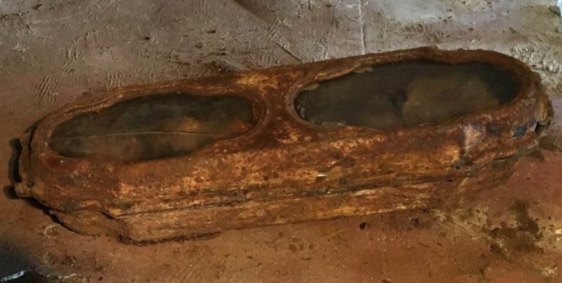 Необичаен детски ковчег, открит в гараж: разкриха тайна отпреди сто години СНИМКИ