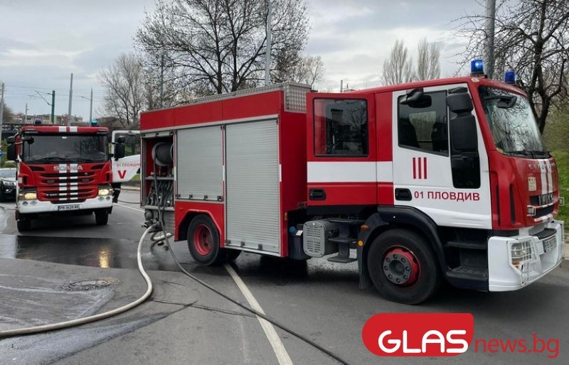Пожар избухна на тераса на жилище в Пловдив, мъж е откаран в болница
