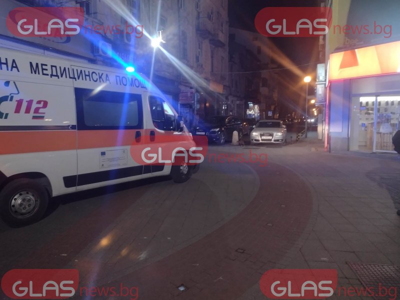 Неправилно паркиран автомобил блокира линейка в центъра на Пловдив  СНИМКИ