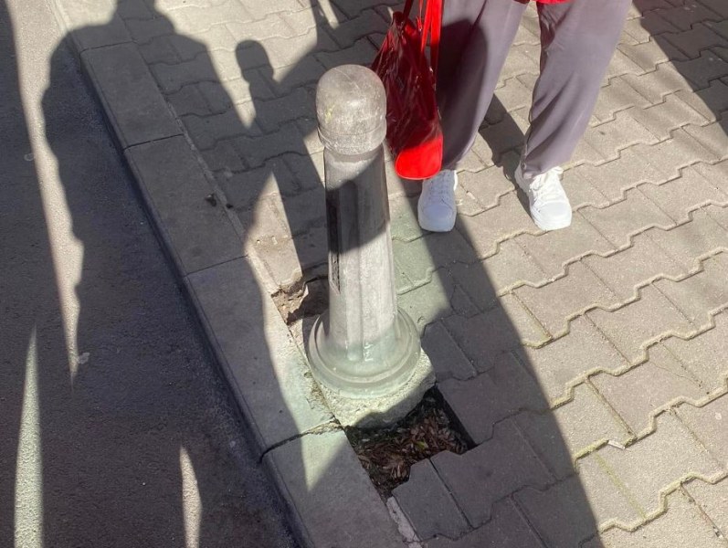 Жена се подпря на колче в София, падна заедно с него