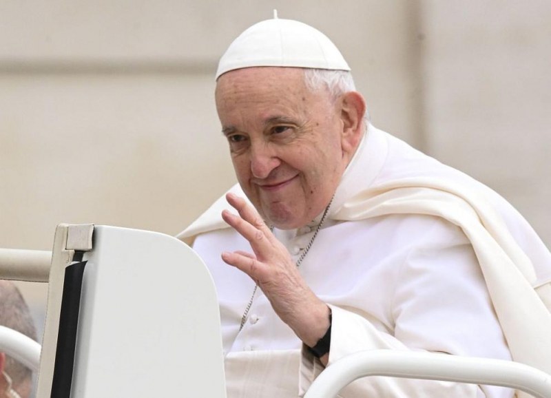 Изписаха папа Франциск след тридневен престой в болница.86-годишният папа, който