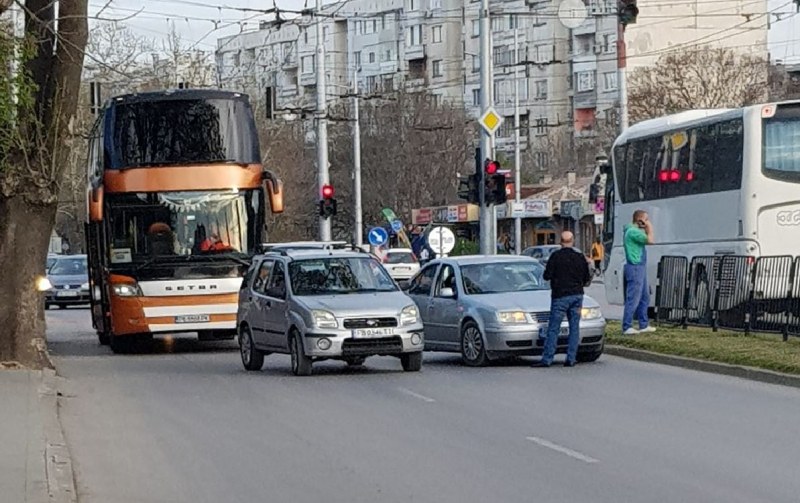 Спор между шофьори задръсти трафика по булевард в Пловдив СНИМКИ