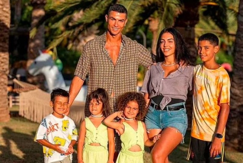 Кристиано Роналдо и семейството му все още свикват с живота