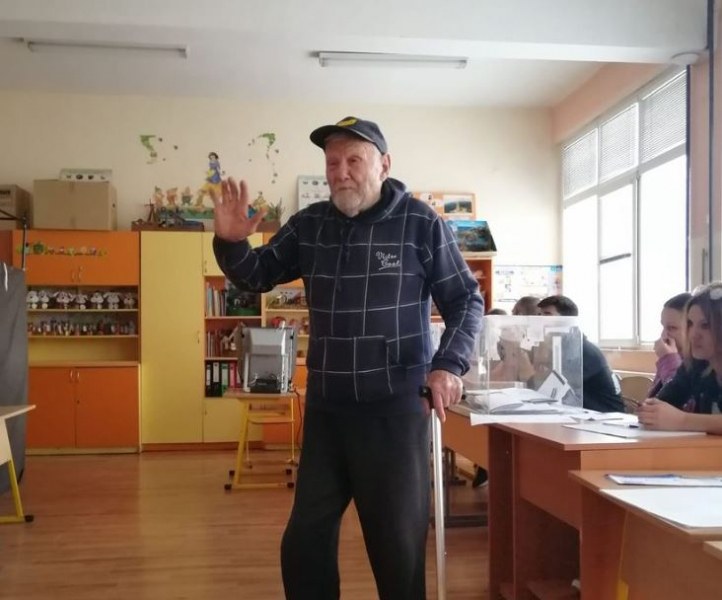 Възрастен мъж е бил поставен в трудна ситуация. 92-годишният дядо