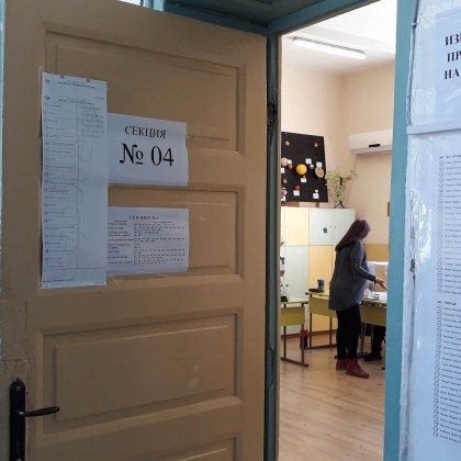 Възрастен мъж скъса бюлетината си след като гласува в Пловдив