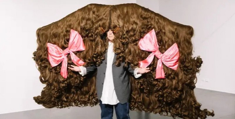 Австралийският художник Дани Рейнолдс създаде най-широката перука в света с