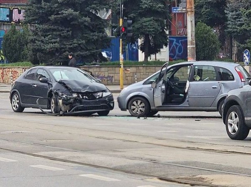 Катастрофа на оживено кръстовище, щетите са значителни СНИМКА