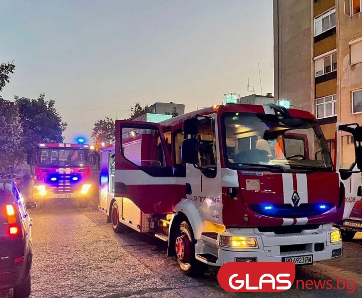 Кола пламна в Пловдив, обгоряха и паркирани автомобили