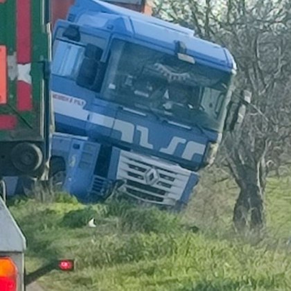 Блъснаха се камион и кола, има пострадал СНИМКА
