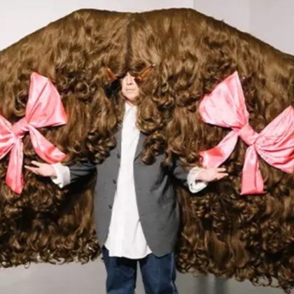 Австралийският художник Дани Рейнолдс създаде най широката перука в света