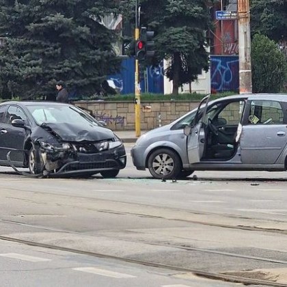 Катастрофа на оживено кръстовище, щетите са значителни СНИМКА