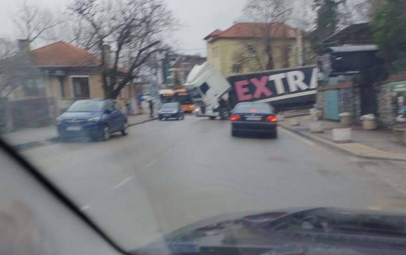 Камион затрудни движението в София. За това съобщават очевидци в