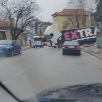 Камион затрудни движението в София За това съобщават очевидци в