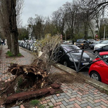 Силна буря връхлетя румънската столица Букурещ Силните пориви на вятъра