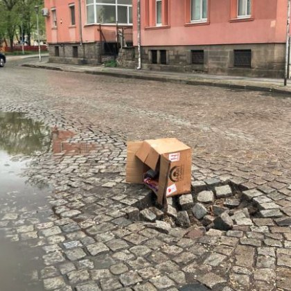 Кашон пази пловдивчани да пропаднат с 50 см на улица в центъра