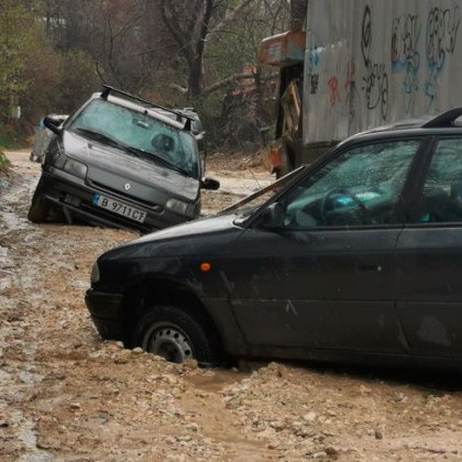 Автомобили са затънали почти наполовина в кал на улица Перуника