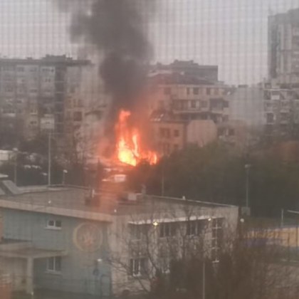 Пожар горя тази сутрин в Бургас Пламнала е постройка в