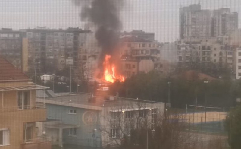 Пожар горя тази сутрин в Бургас. Пламнала е постройка в