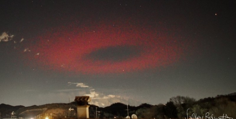 Странен пръстен от червена светлина, подобен на НЛО, се появи над Италия