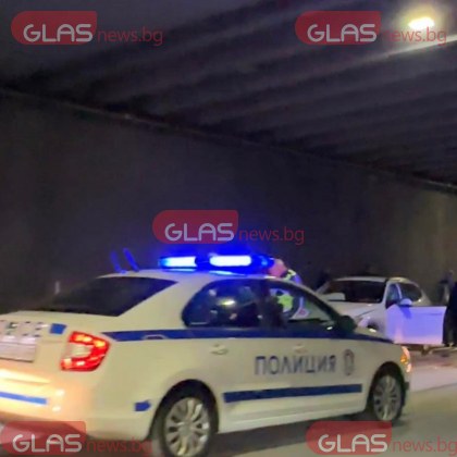 Два автомобила се удариха в подлеза на ул Гладстон в