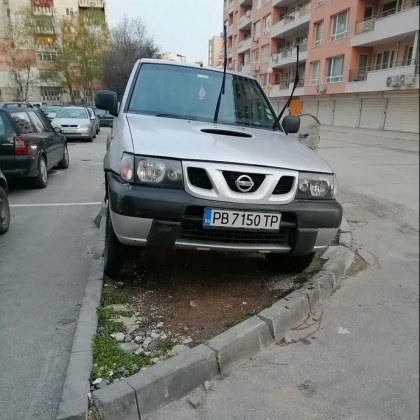 Джип "цъфна" в зелен остров, настъпи и боклук СНИМКИ