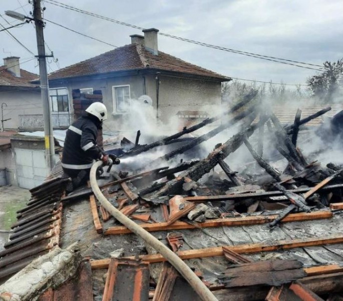 Огнеборци спасиха имота на семейство в Пловдивско СНИМКИ
